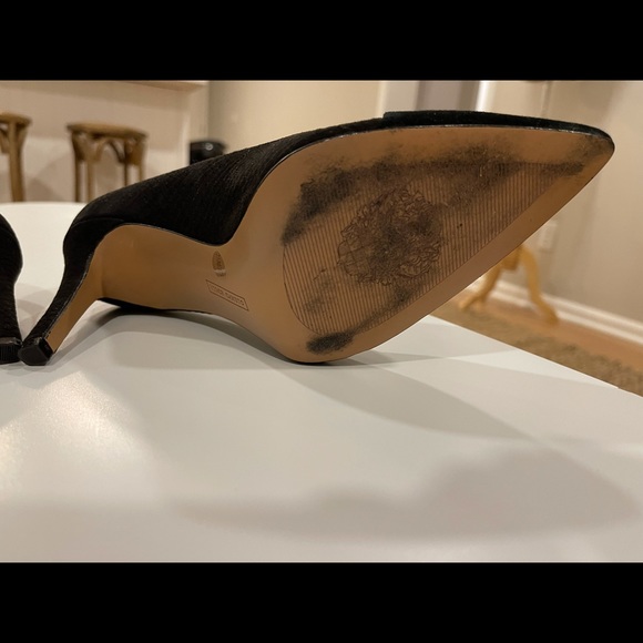 Vince Camuto Black Pointed Toe Snakeskin Velvet Heels Size 7.5 - Picture 4 of 5